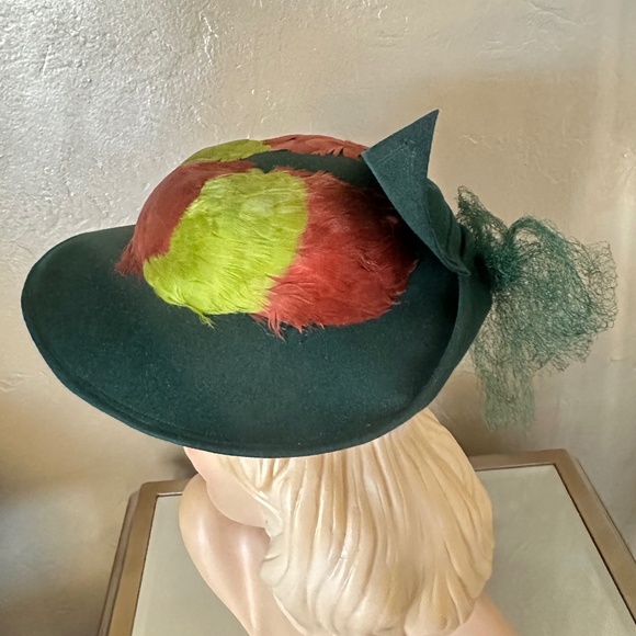 SMART 1950s' GREEN FELT HAT WITH BOW, FEATHERS & VEILING - Picture 3 of 12